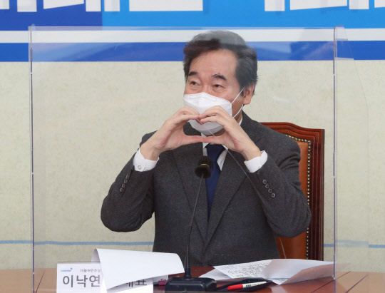 이낙연 더불어민주당 대표가 4일 국회에서 열린 청년미래연석회의 출범식에서 손으로 하트를 만들어 보이고 있다. 연합뉴스